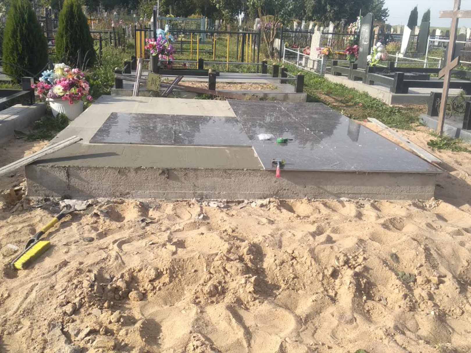 Благоустройство могил на кладбище. Мемориальные комплексы